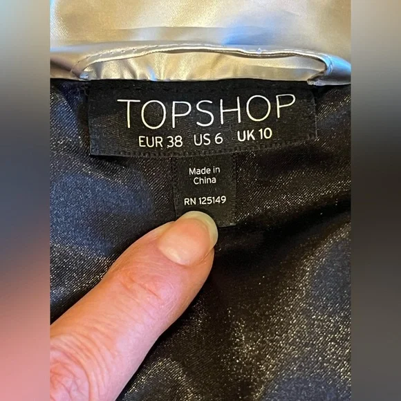 ASOS Topshop silver metallic puffer jacket. Elastic cuff insets. 2 pockets. M - Picture 8 of 10